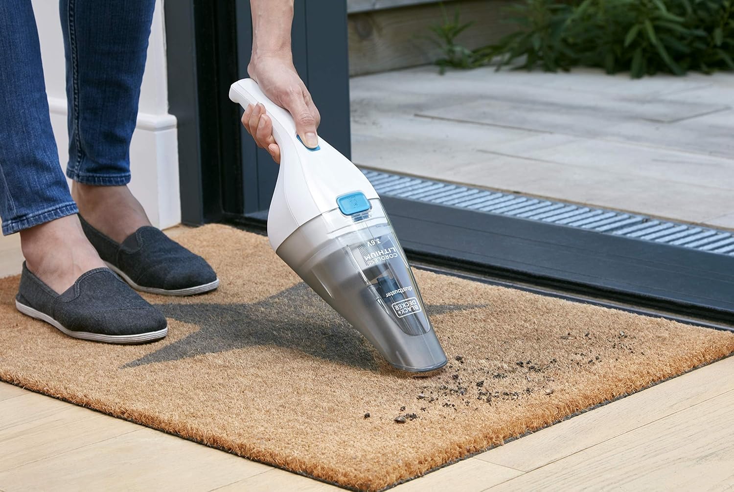 BLACK+DECKER Cordless Handheld Portable Vacuum Cleaner, 3.6V, Lithium-Ion Battery 1.5Ah, 8AW Suction Power, 325ml Visible Dirt Bowl, Quick and Easy Cleaning, White - NVC115JL-B5 - الصورة 4
