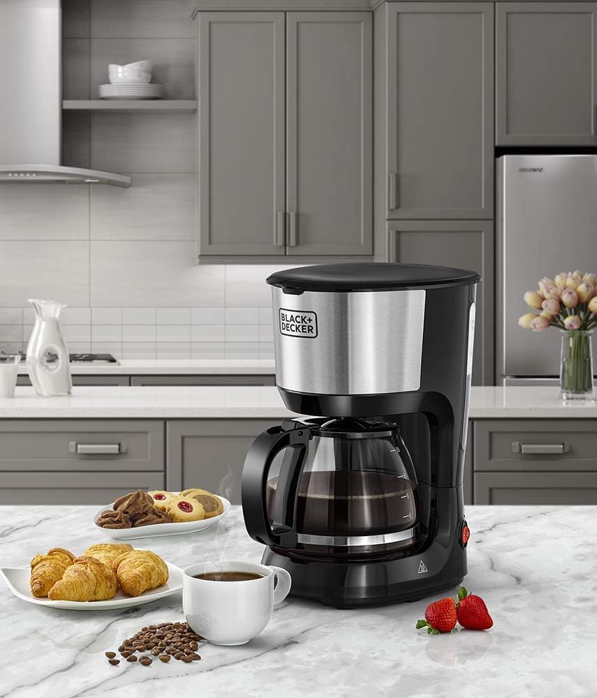 BLACK+DECKER Coffee Maker, 750W, 10-Cup Drip Coffee Machine with 1.25L Glass Carafe, Easy-Grip Handle, Drip Stop, Non-Stick Warming Plate, Auto-Shutoff, Boil Dry Protection, Silver/Black - DCM750S-B5 - الصورة 2