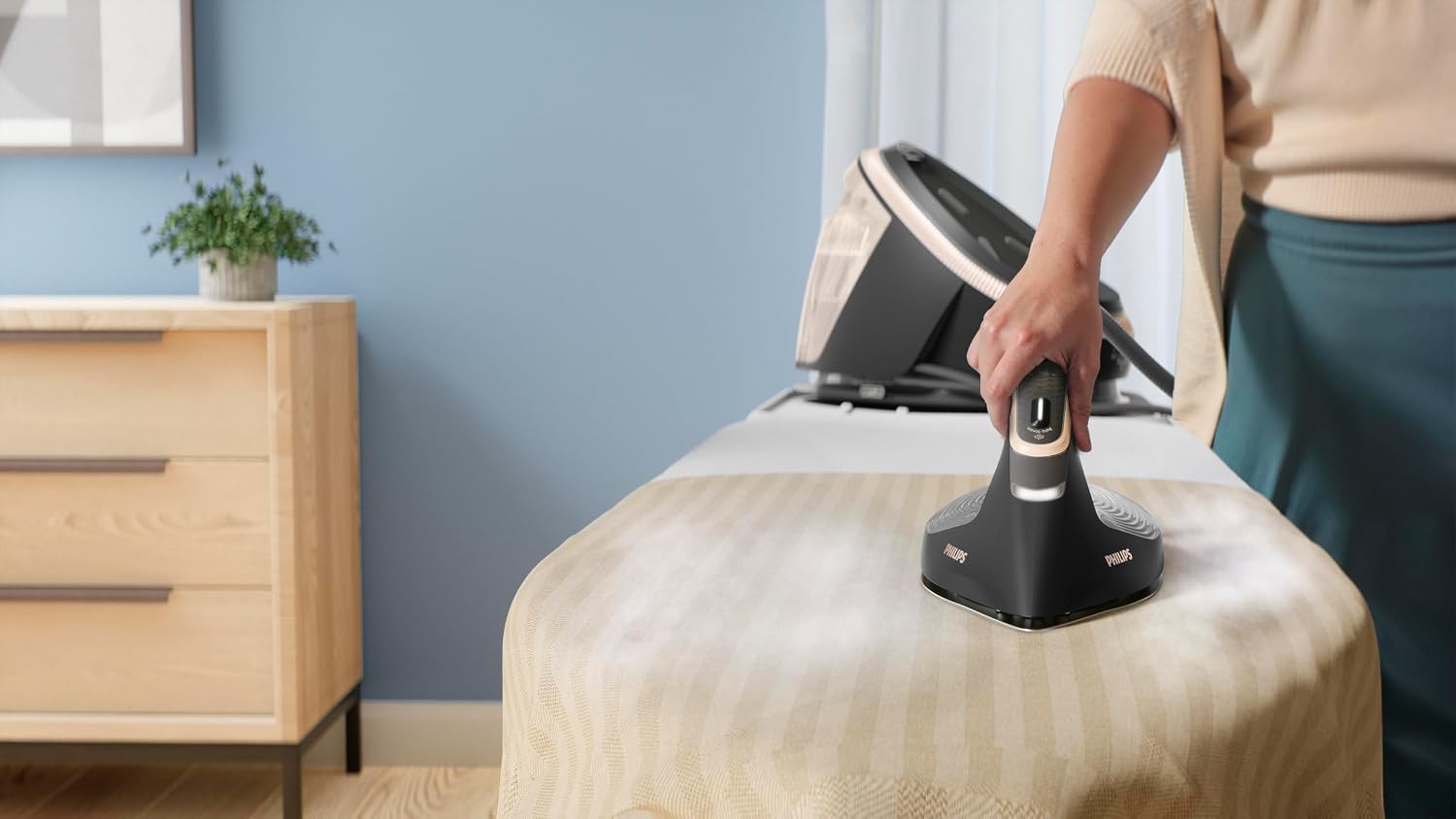 Philips PerfectCare 7000 Series Steam generator iron - 2850W, 170g/min Continuous Steam, 650g Steam Boost, 1.5L, OptimalTEMP Technology, Louros Blue - PSG7300/26 - الصورة 6