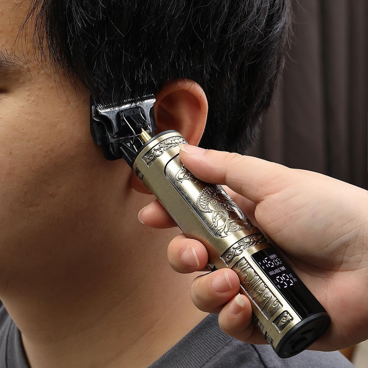 Lawazim Portable Rechargeable Shaver With Digital Screen -Electric Beard and Hair Shaver with Precision Blades, USB Charging, and Multiple Guide Combs -Ideal for Beard, Hair, and Face Grooming for Men - الصورة 10