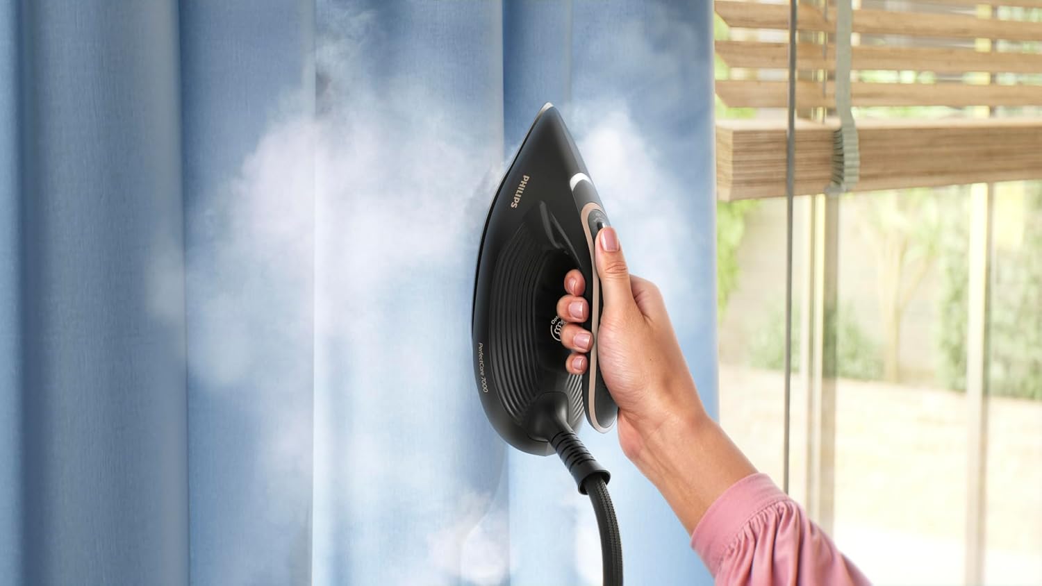 Philips PerfectCare 7000 Series Steam generator iron - 2850W, 170g/min Continuous Steam, 650g Steam Boost, 1.5L, OptimalTEMP Technology, Louros Blue - PSG7300/26 - الصورة 7